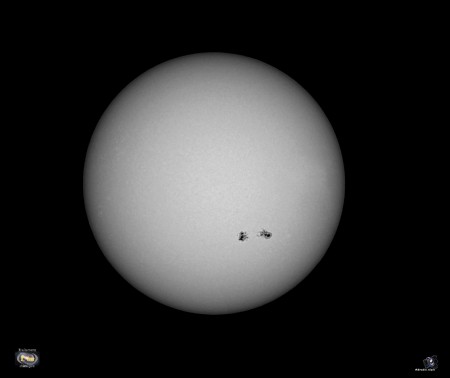 Taches solaire du 25 08 2015 ici composition de 12 photos prise avec le canon 600D + sigma 150/500mm + filtre astrosolar baader D3.8 sur trépied simple , composité sous registax 3 en manuel puis redresser avec CS6 pour etre traité avec Tim pour le traitem